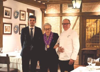 Tres generaciones de la Familia Cándido en uno de los nuevos salones.