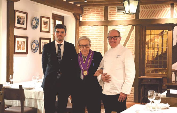 Tres generaciones de la Familia Cándido en uno de los nuevos salones.
