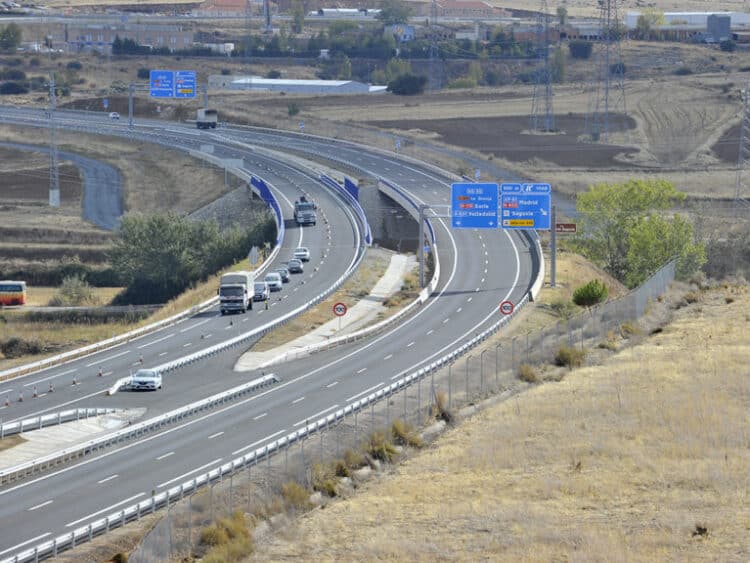 Fotografía de archivo. Vista de una carretera de la provincia / KAMARERO