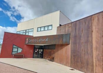 Centro Cultural ‘Carlos León’ de Torrecaballeros / E.A.