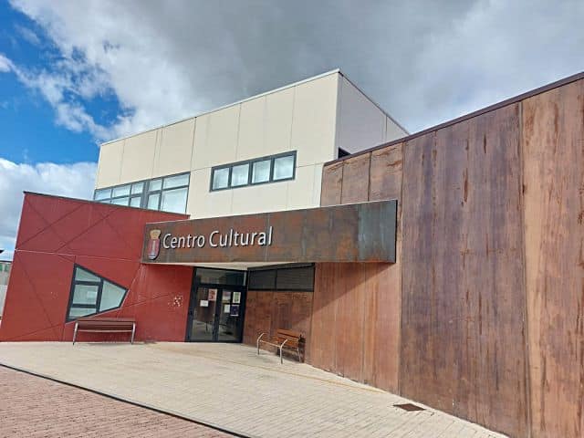 Centro Cultural ‘Carlos León’ de Torrecaballeros / E.A.