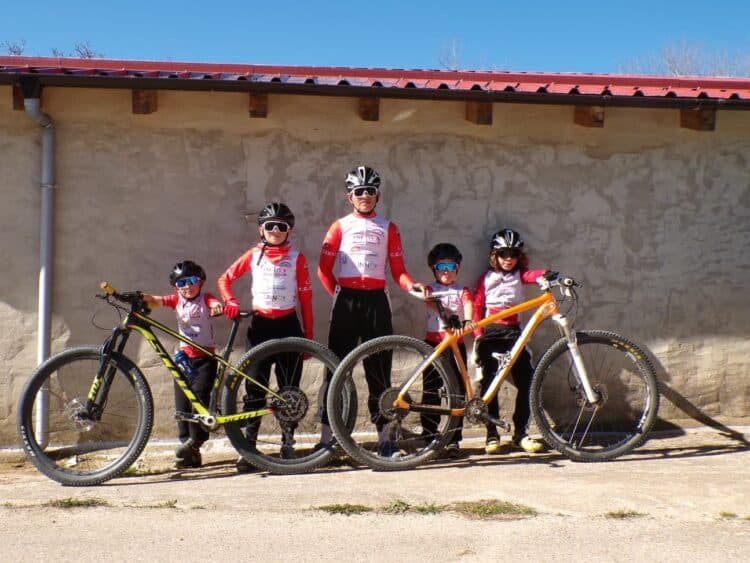 La Escuela de Ciclismo 53x13 arranca el curso de BTT con plena actividad 1 Integrantes del club segoviano antes de una prueba./CLUB53X13