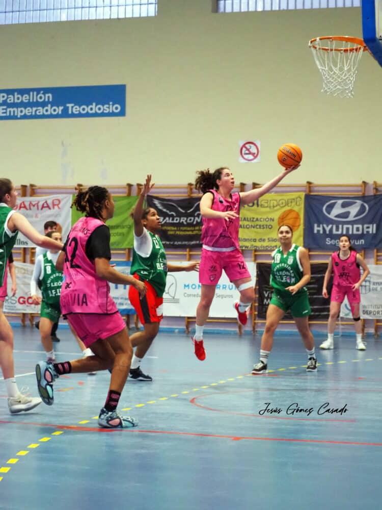 Un instante del encuentro entre el equipo segoviano y Universidad de León./CD SPORDEPORTE