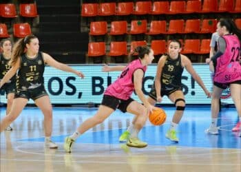 Una jugadora del equipo segoviano conduce la pelota durante un partido de la presente temporada./CD SPORDEPORTE
