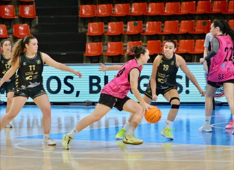 Una jugadora del equipo segoviano conduce la pelota durante un partido de la presente temporada./CD SPORDEPORTE