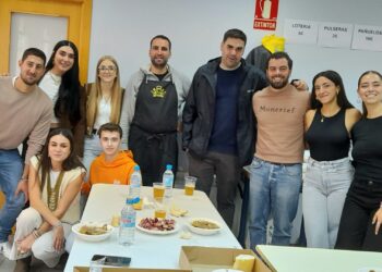 Comisión de Festejos junto al cocinero Miguel Pérez Merino / LOURDES MATARRANZ