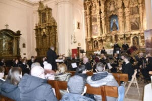 El concierto de la banda de música de Nava llenó la iglesia de público / AMADOR MARUGÁN
