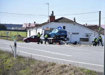 La grúa recoge el vehículo accidentado/A.M
