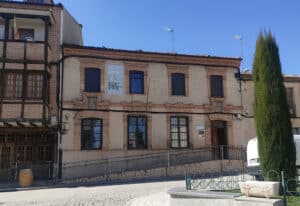 Desde principios del siglo XX y hasta 1934, el edificio de la escuela fue una nueva construcción que se ubicada en la Travesía de la Iglesia.