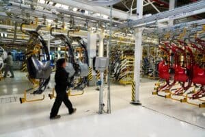 Los mayores de 45 años son los que menos faltan al trabajo, según la FES 2 fabrica de renault en valladolid ical copia