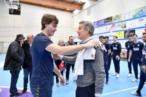Feijóo revive sus años en el balonmano junto a los jugadores del BM Nava 2 feijoo 1