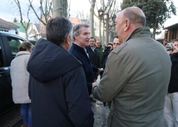 Alberto Núñez Feijóo saluda a Miguel Ángel de Vicente. / PP