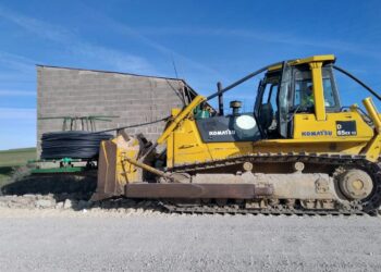Foto de archivo. Una máquina zanjadora trabaja en la extensión de fibra óptica en la provincia. / JULIO LOBO