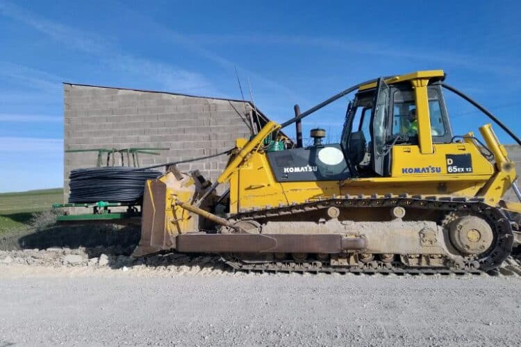 Foto de archivo. Una máquina zanjadora trabaja en la extensión de fibra óptica en la provincia. / JULIO LOBO
