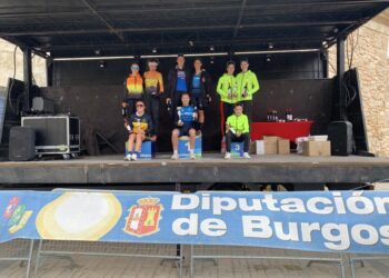 El club segoviano posa en el podio de relevos femenino durante la cita en Fuentemolinos./T. LACERTA