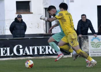 Marc Tenas pugna con Junquera por un balón en una acción del encuentro entre Segoviana y Lealtad celebrado en Las Callejas./ JUAN MARTÍN-G. SEGOVIANA