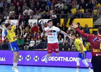 Joao Bandeira busca el lanzamiento en un instante del duelo entre Balonmano Nava y Caserío Ciudad Real celebrado en el Guerreros Naveros./AMADOR MARUGÁN