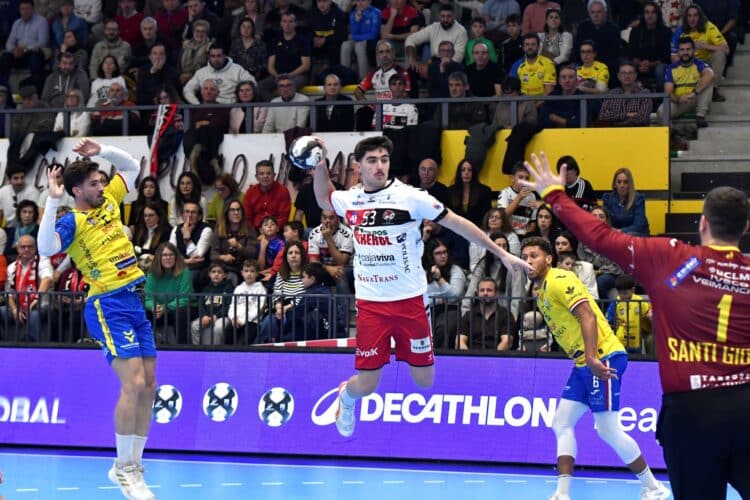 Joao Bandeira busca el lanzamiento en un instante del duelo entre Balonmano Nava y Caserío Ciudad Real celebrado en el Guerreros Naveros./AMADOR MARUGÁN