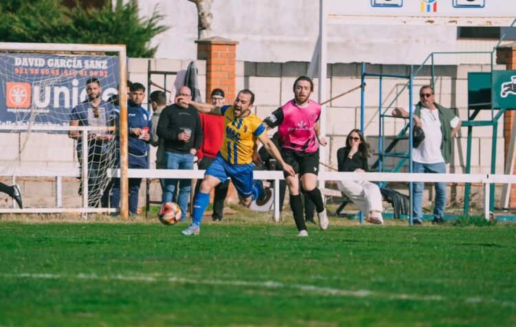 Jornada aciaga para los equipos segovianos en la Regional de Aficionados 1 Un instante del encuentro entre el equipo segoviano y el Calasanz de Soria celebrado en Coca./CD COCA