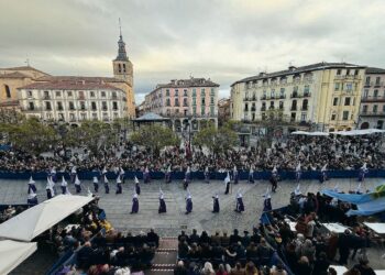 Vista de las gradas instaladas en la Plaza Mayor durante la procesión en 2025.