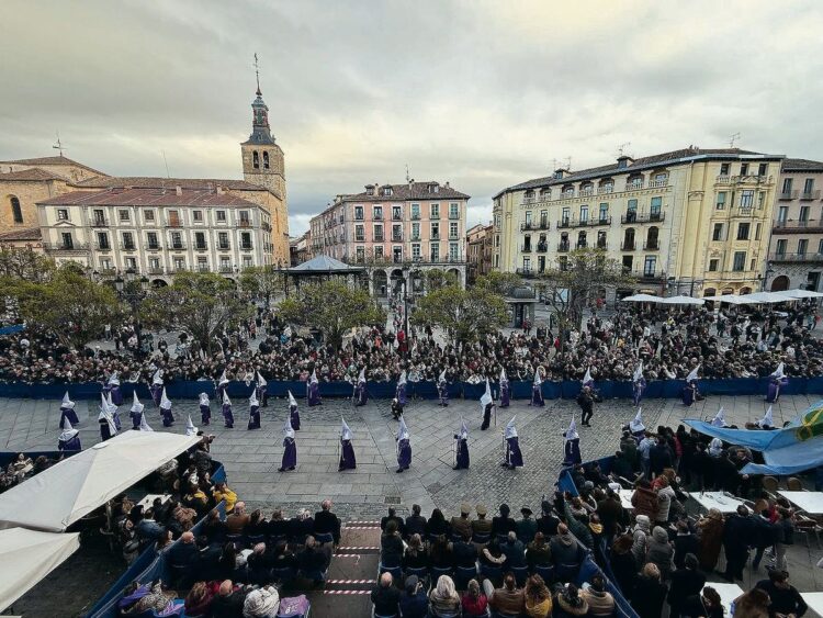 Vista de las gradas instaladas en la Plaza Mayor durante la procesión en 2025.