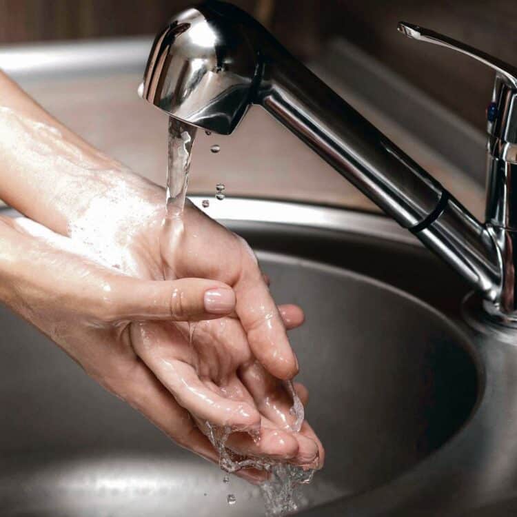 El grifo abierto consume 6 litros por minuto; la ducha, 10 litros por minuto 1 grifo