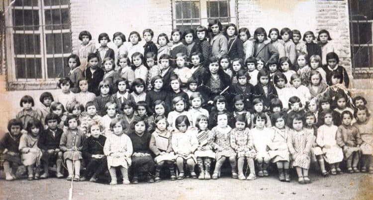 Grupo de niñas de párvulos de la escuela de Carbonero el Mayor.