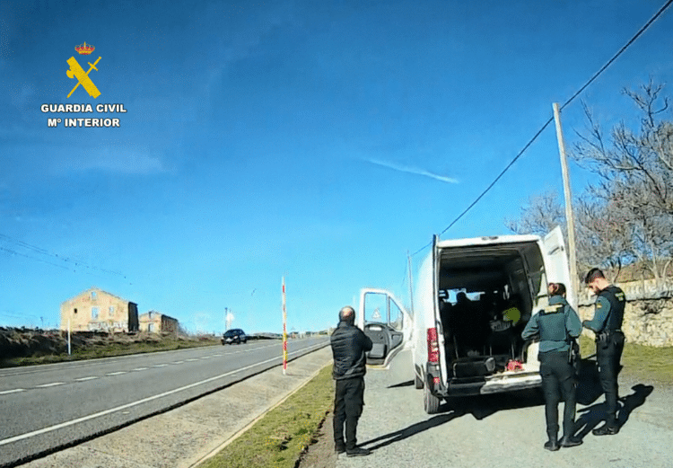 Detenidas dos personas como presuntas autoras del robo de placas solares en una empresa / GUARDIA CIVIL