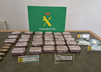 Sustancias estupefacientes encontradas en el maletero del vehículo / GUARDIA CIVIL