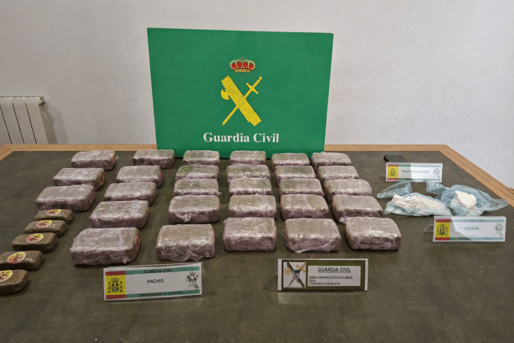 Sustancias estupefacientes encontradas en el maletero del vehículo / GUARDIA CIVIL