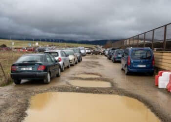 Baches en uno de los aparcamientos de tierra de la estación del AVE. / Héctor Criado