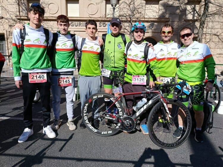 Delegación del club segoviano durante la cita en Cáceres./T. LACERTA