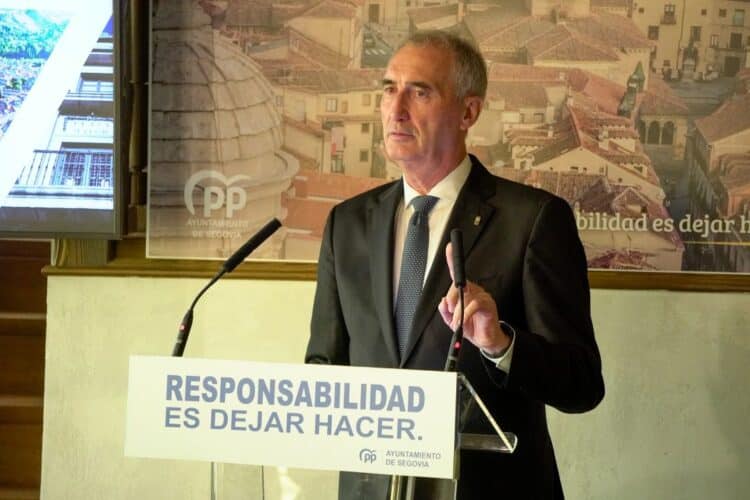 José Mazarías apela a la responsabilidad de la oposición ante la sociedad civil segoviana 1 El alcalde José Mazarías, en la comparecencia de este miércoles en Cándido. /Héctor Criado