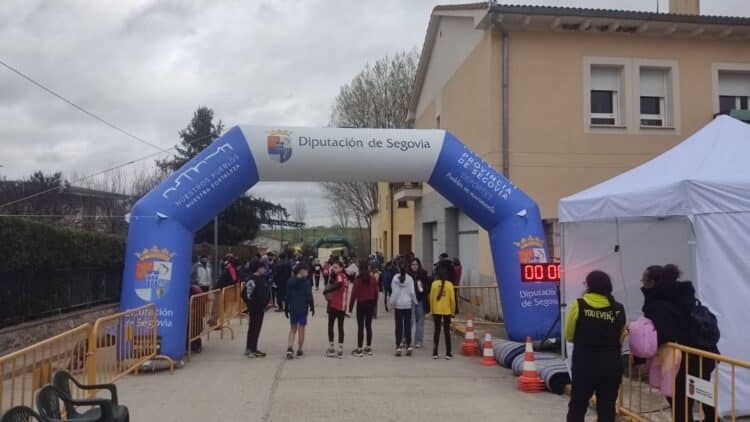 Un instante de la jornada deportiva con pruebas infantiles./LA FRAGUA DE MUÑOVEROS
