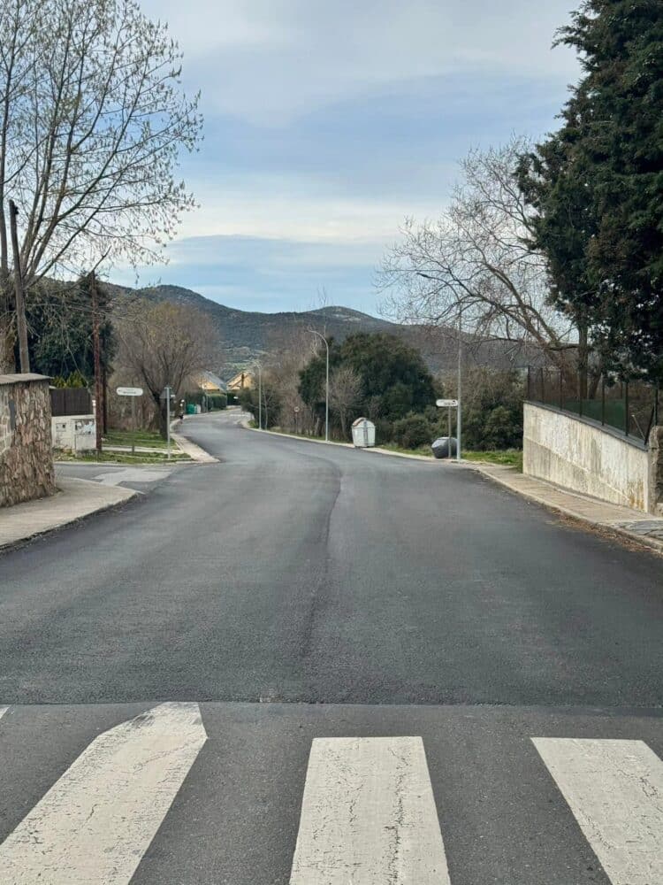 El Espinar completa los trabajos de asfaltado y pavimentación en diversas calles del municipio 1 Trabajos de asfaltado y pavimentación en diversas calles del municipio. / RR.SS. AYTO. DE EL ESPINAR