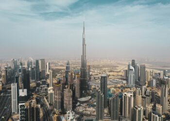 Panorámica de Dubai con el rascacielos Burj Khalifa en el centro. Las visitas al emblemático edificio permanecen canceladas por el riesgo de misiles. /PEXELS