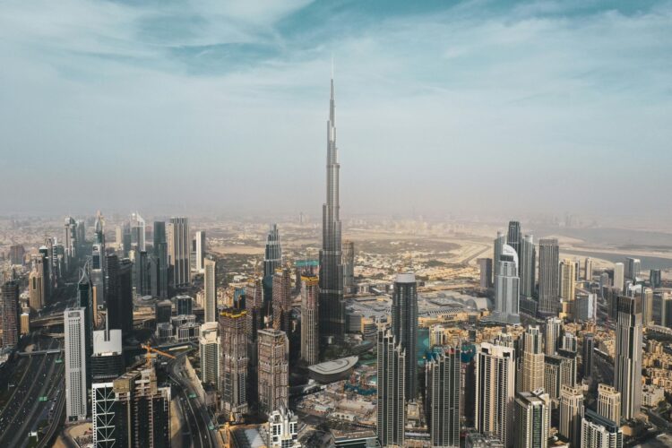 Panorámica de Dubai con el rascacielos Burj Khalifa en el centro. Las visitas al emblemático edificio permanecen canceladas por el riesgo de misiles. /PEXELS