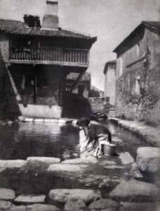 Lavanderas en el pilón de Fuentepelayo.