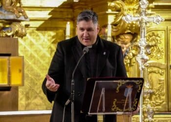 El vicario Óscar García Aguado se dirige al público durante el pregón.  /Héctor Criado