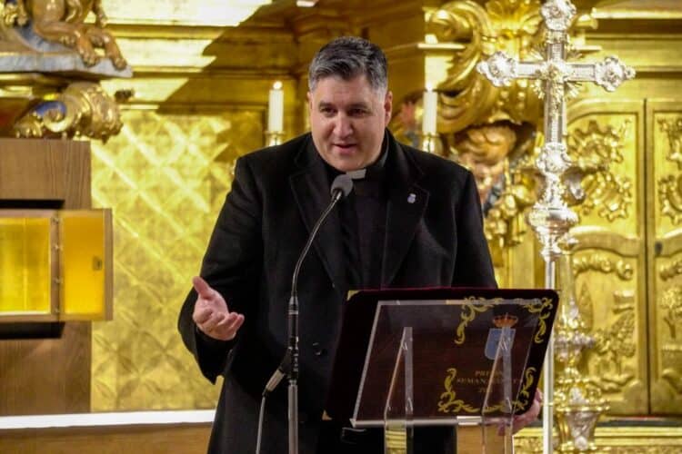 El pregón de la Semana Santa da inicio oficial a la celebración 1 El vicario Óscar García Aguado se dirige al público durante el pregón. /Héctor Criado