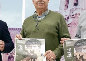 Servando Hurtado con el cartel de este año durante la presentación de la Fiesta Gabarrera 2026. / Ayuntamiento de El Espinar
