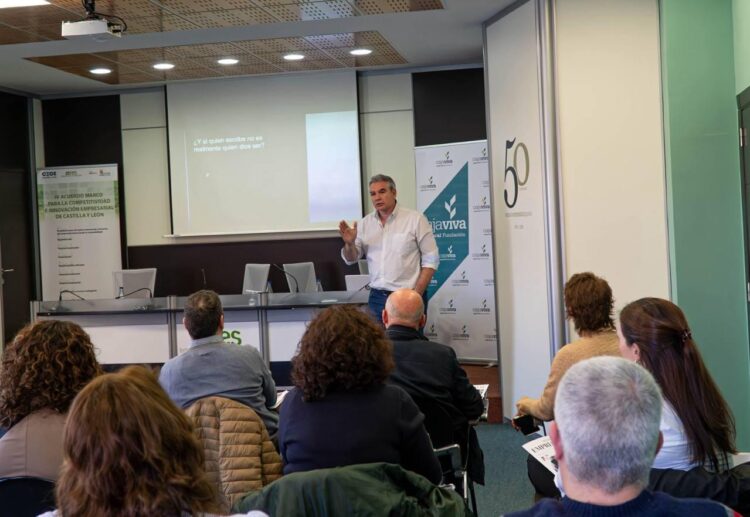 Empresarios segovianos se instruyen ante la cada vez más frecuente suplantación de identidad 1 Raúl Vidal, responsable de ciberseguridad de CEASE, en su charla a los empresarios segovianos. FES