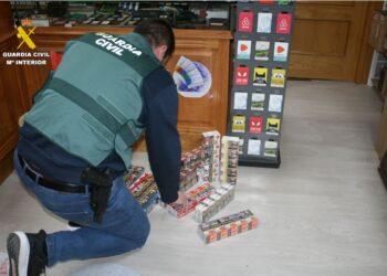 Sustrajeron 565 euros en metálico y tabaco valorado en 3.300 euros, ocasionando además importantes daños materiales / GUARDIA CIVIL
