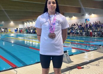 Sandra Guerra posa con las medallas durante una cita de la presente temporada./CASINO DE LA UNIÓN