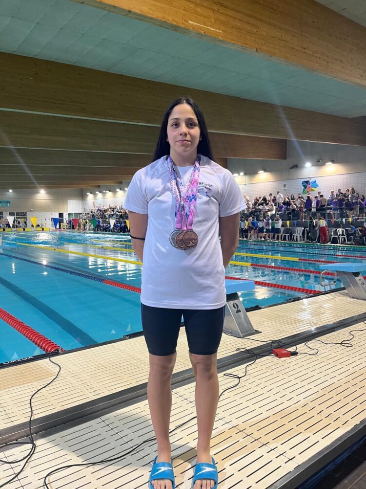 Sandra Guerra, rumbo al Nacional Infantil de Invierno de natación 1 Sandra Guerra posa con las medallas durante una cita de la presente temporada./CASINO DE LA UNIÓN