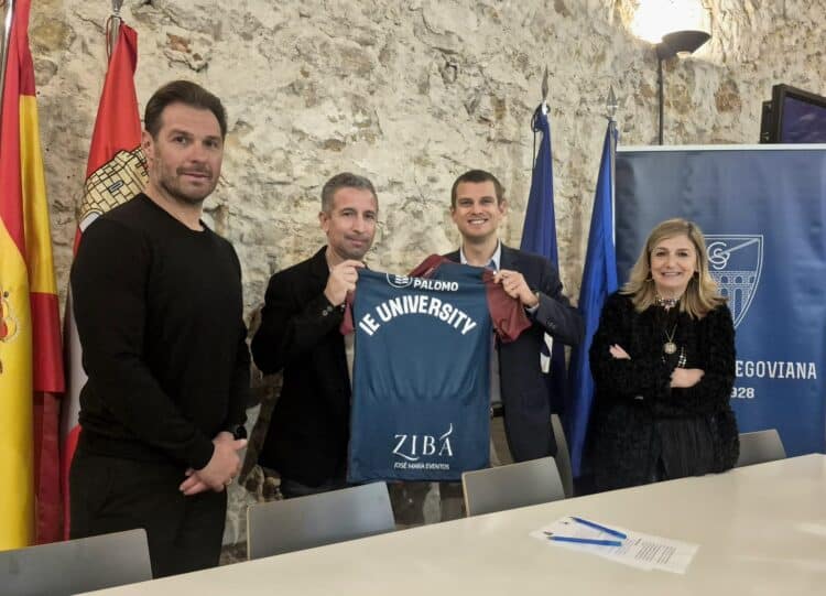 Un instante durante la firma del convenio deportivo de IE University y Gimnástica Segoviana./G. SEGOVIANA