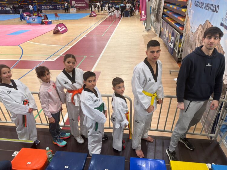 La delegación del club segoviano en la cita en Guadalajara./CLUB VICTORIA