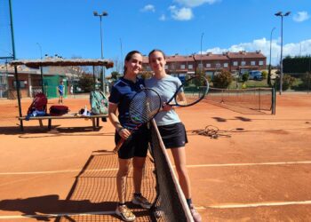 Las jugadoras posan antes de la segunda final de tenis escolar celebrada en las instalaciones de Espacio-Tierra, en El Sotillo (La Lastrilla)./DIPUTACIÓN