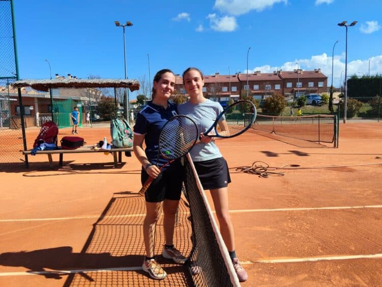 Las jugadoras posan antes de la segunda final de tenis escolar celebrada en las instalaciones de Espacio-Tierra, en El Sotillo (La Lastrilla)./DIPUTACIÓN