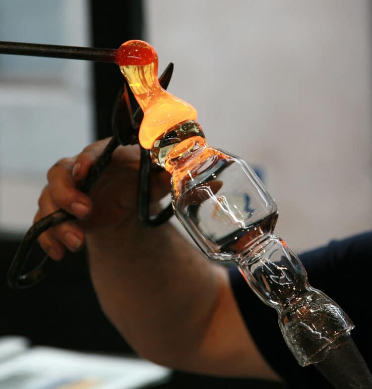 Trabajos relacionados con el vidrio en una fotografía de archivo / E.A.